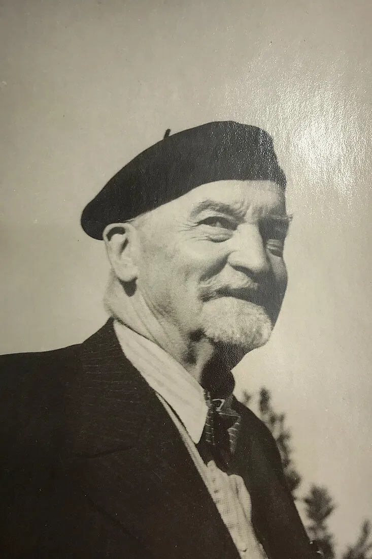 Historisches Foto von Carl Fischer, älterer Herr in Schwarz mit Baskenmütze