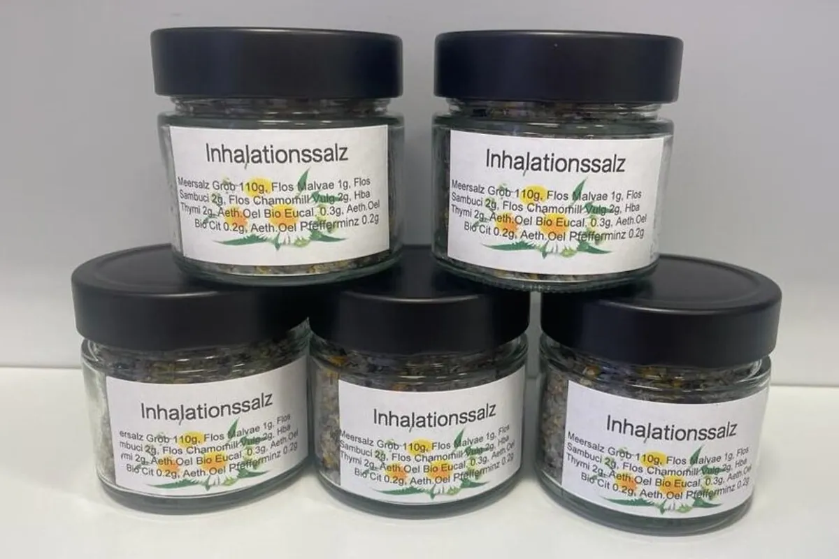 Fünf Gläser mit schwarzen Deckeln und dem Etikett „Inhalationssalz“